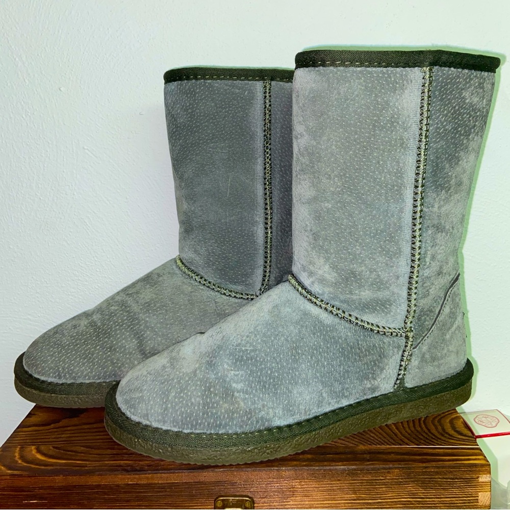 LAMO “UGG” style Green Suede Boots size 8